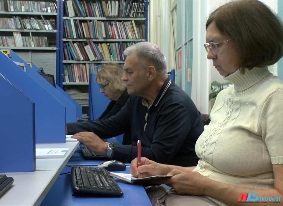 Волгоградских пенсионеров учат компьютерной и цифровой грамотности