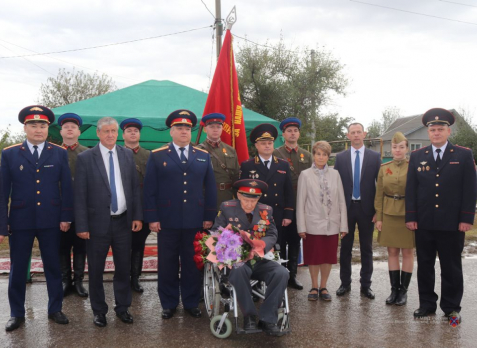 Начальник регионального Главка МВД Дмитрий Вельможко поздравил участника Сталинградской битвы со 100-летием