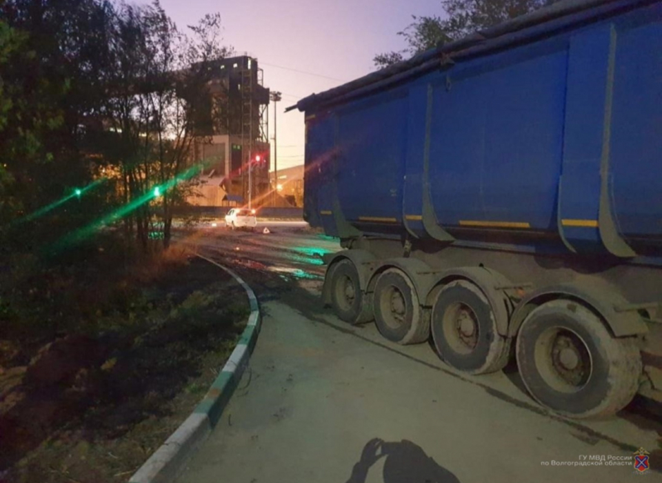 В Волжском у КамАЗа взорвалось колесо после наезда на рассыпанный шлак