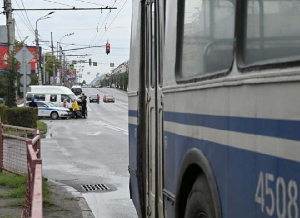 В центре Волгограда столкнулись маршрутка и троллейбус