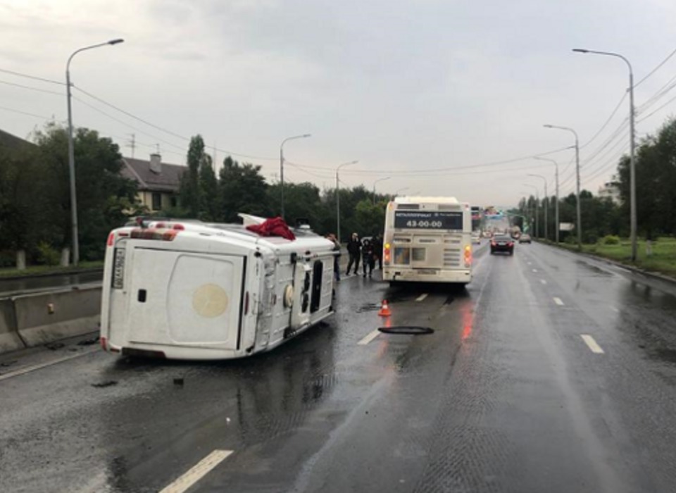 В облздраве рассказали о состоянии водителя перевернувшейся маршрутки из Элисты