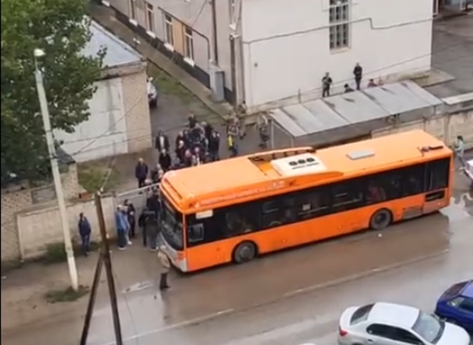 В Волгограде на видео попала толпа мобилизованных мужчин у военкомата