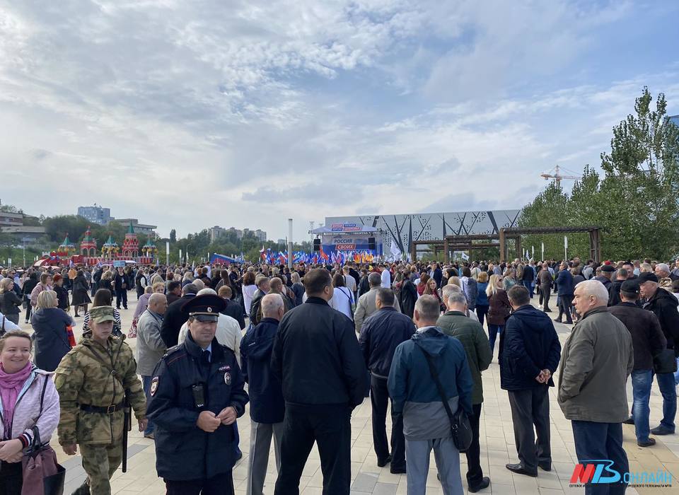 В центре Волгограда начался митинг в поддержку референдумов на Донбассе