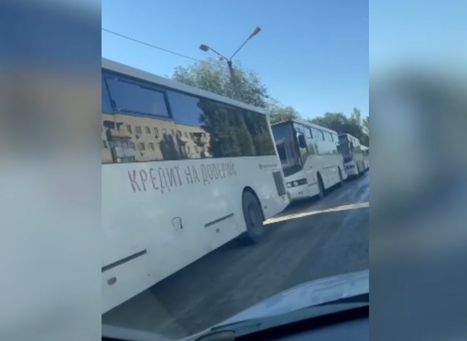 Десятки автобусов для мобилизованных попали на видео в Волгоградской области