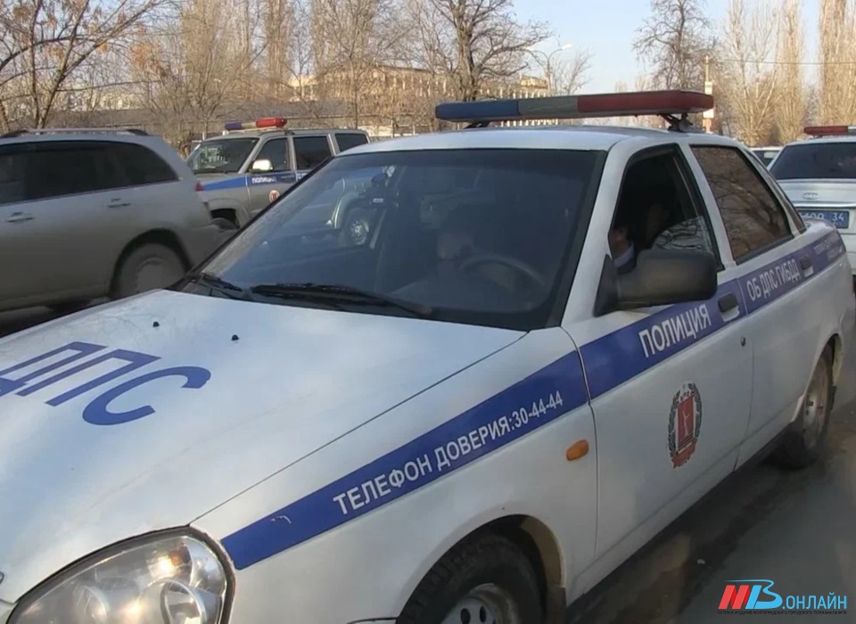 Автомобиль столкнулся с маршрутным такси в Камышине Волгоградской области