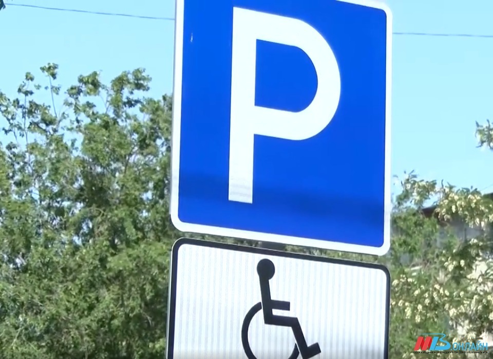 Нарушителей правил парковки будут ловить при помощи спецтехники в Волгограде