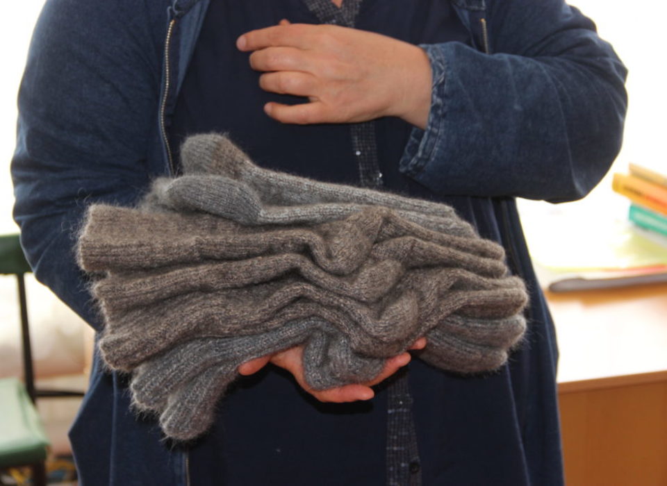Жители Волгоградской области передают участникам СВО вязаные носки и перчатки