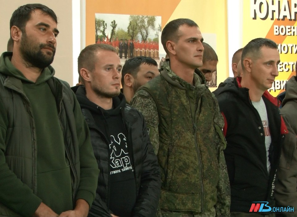 В Волгограде мобилизованных из запаса торжественно отправили на учения