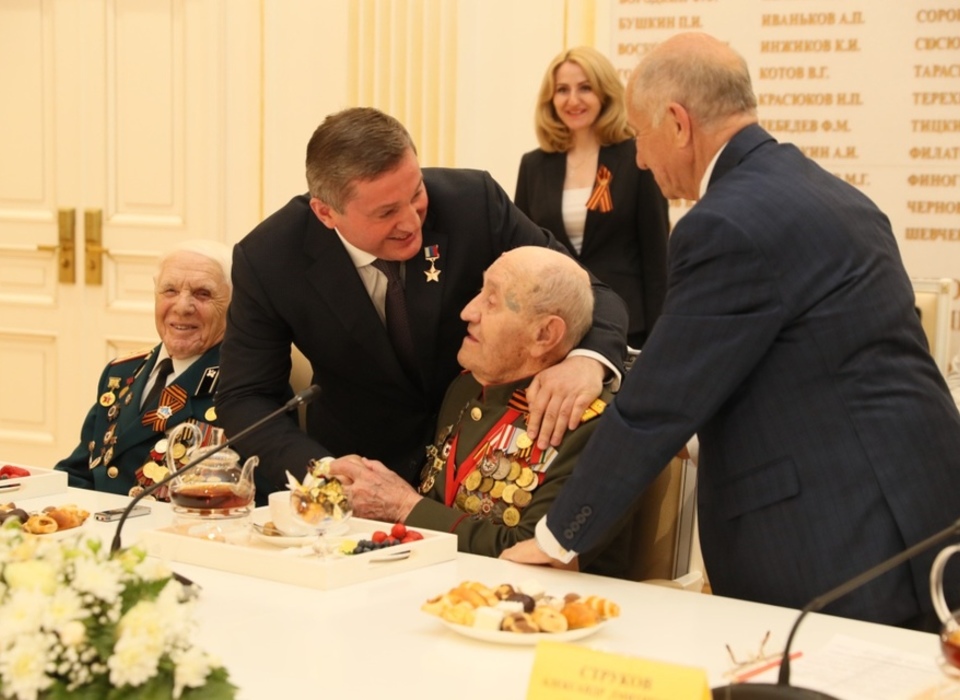 В Волгограде Андрей Бочаров поздравил с 98-летием ветерана Евгения Рогова