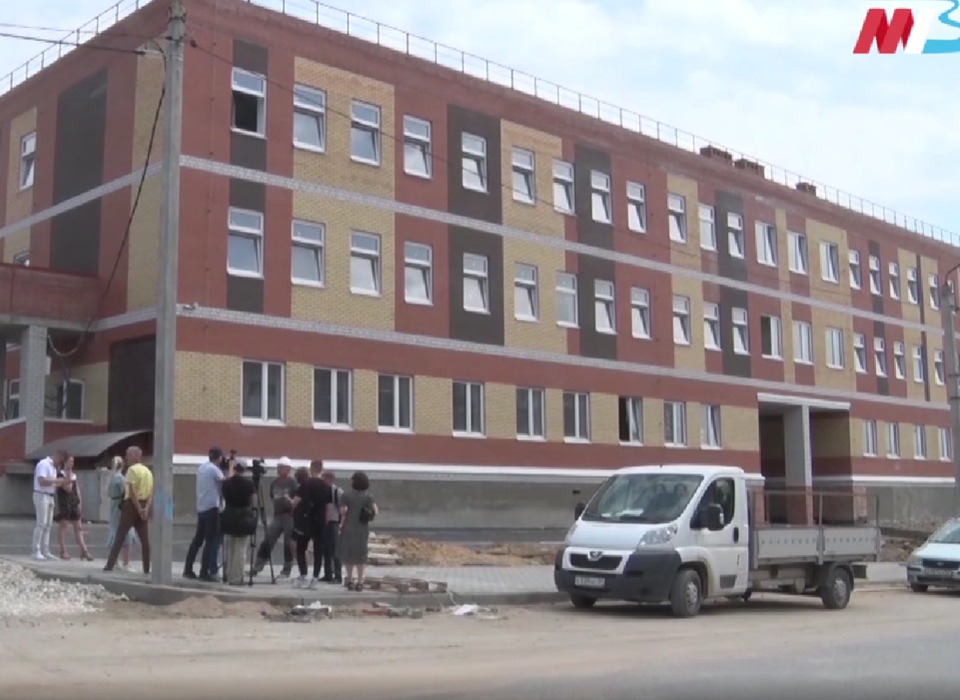 В Волгограде подрядчики завершают монтаж стен цокольного этажа в школе на Шекснинской