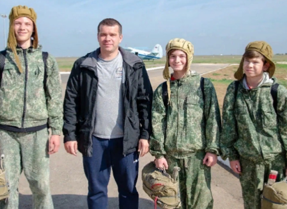 В Волгограде подростки с парашютом выпрыгнули из самолета Ан-2