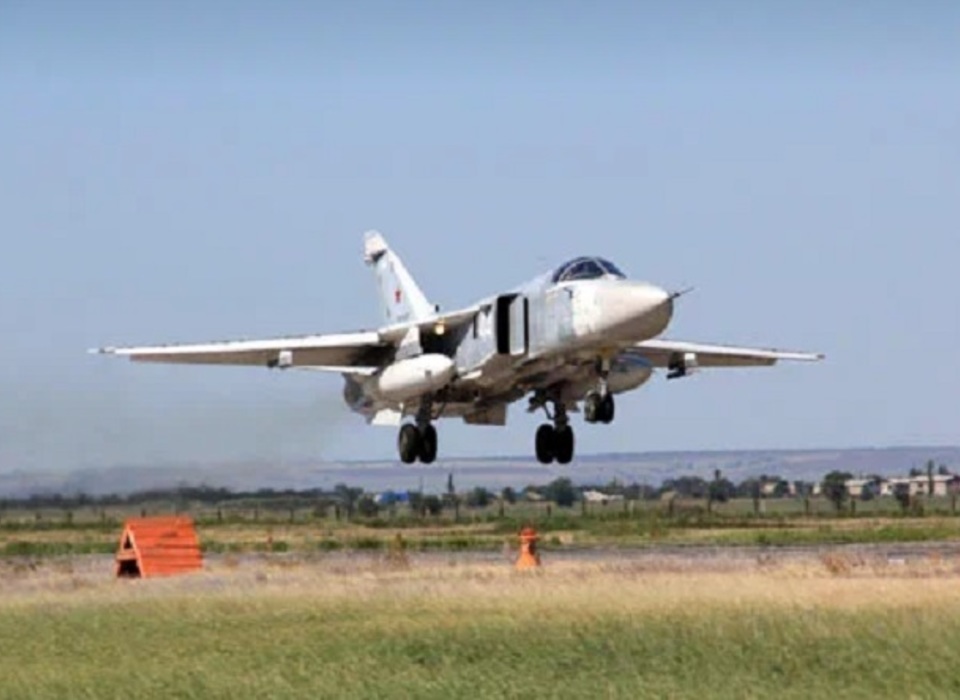 В Волгоградской области летчики отрабатывают управление фронтовым бомбардировщиком