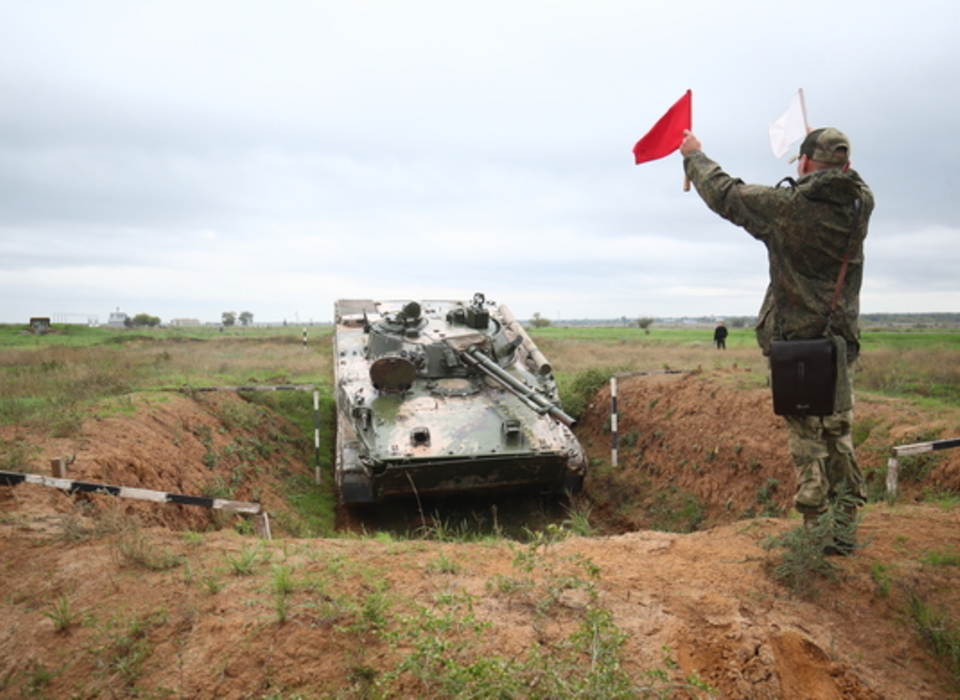 В Волгоградской области мобилизованных граждан обучают стрельбе и вождению танков