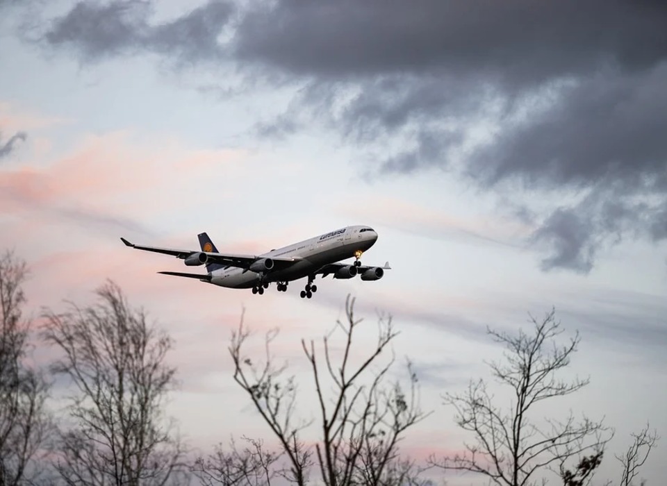Летевший из Москвы в Волгоград самолёт подал сигнал бедствия из-за проблем с наддувом