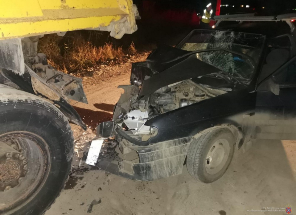В Волжском после ДТП с грузовиком пострадал водитель ВАЗа