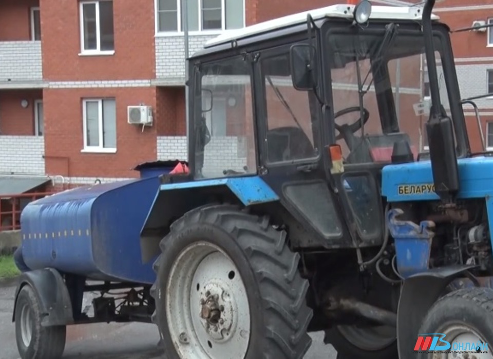 Жителям двух районов Волгограда продолжают подвозить воду
