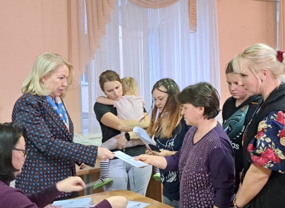 Волгоградский детфонд вручил беженцам из ЛДНР денежные сертификаты