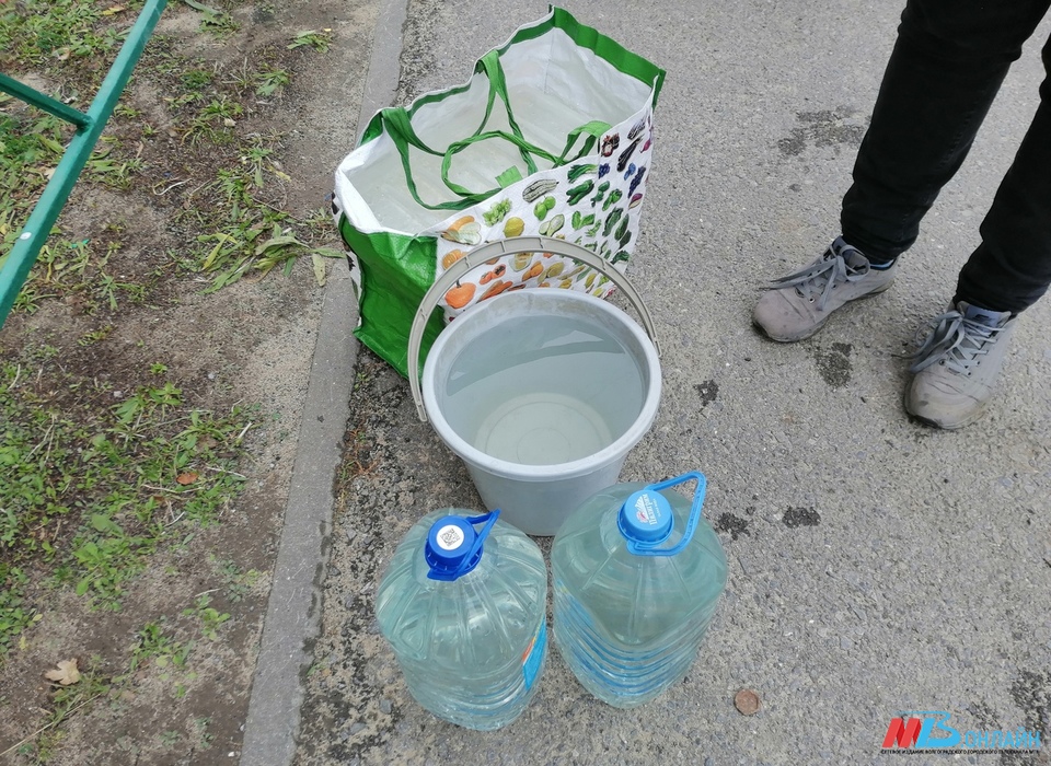 В Волгограде волонтёры помогают оставшимся без воды пожилым и инвалидам