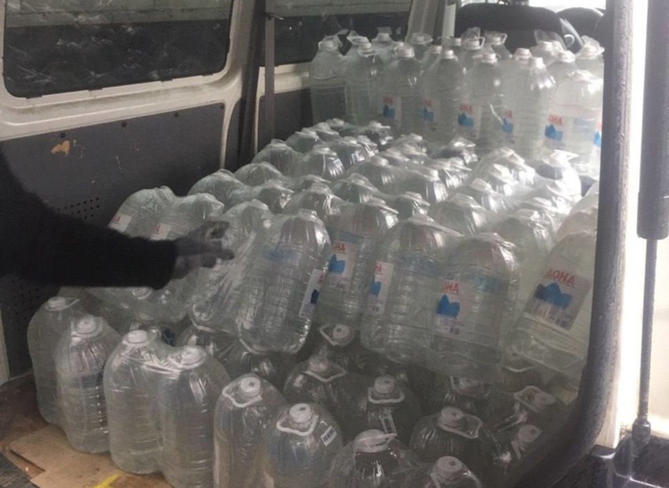 Депутаты Гордумы доставляют воду пожилым и инвалидам в два района Волгограда