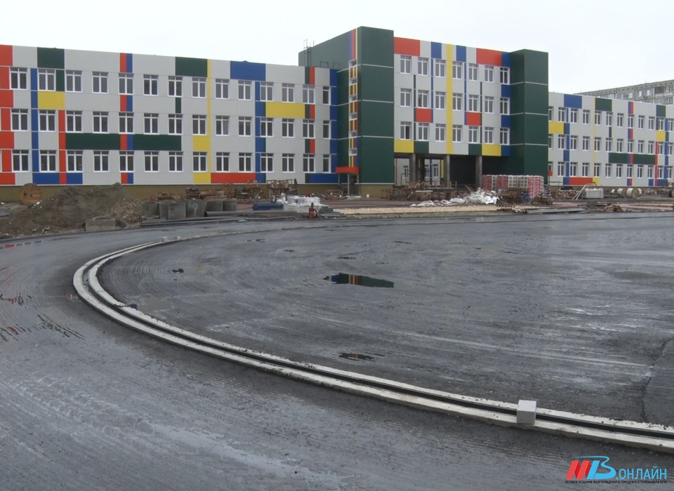 В строящейся школе в Ворошиловском районе Волгограда строят спортивный городок