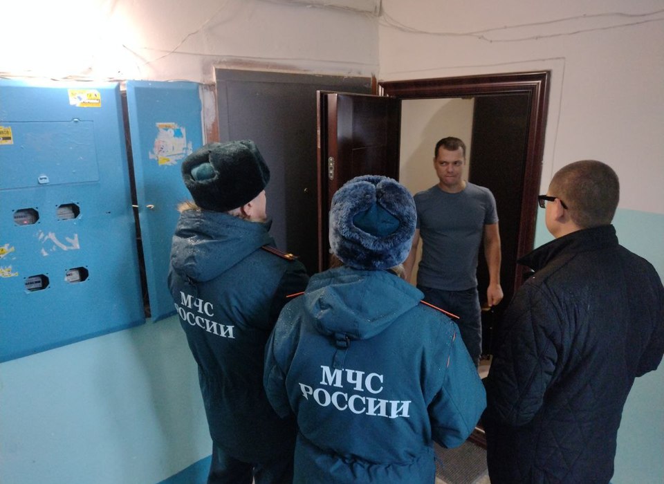 Психологи и сотрудники МЧС работают с жителями двух районов Волгограда