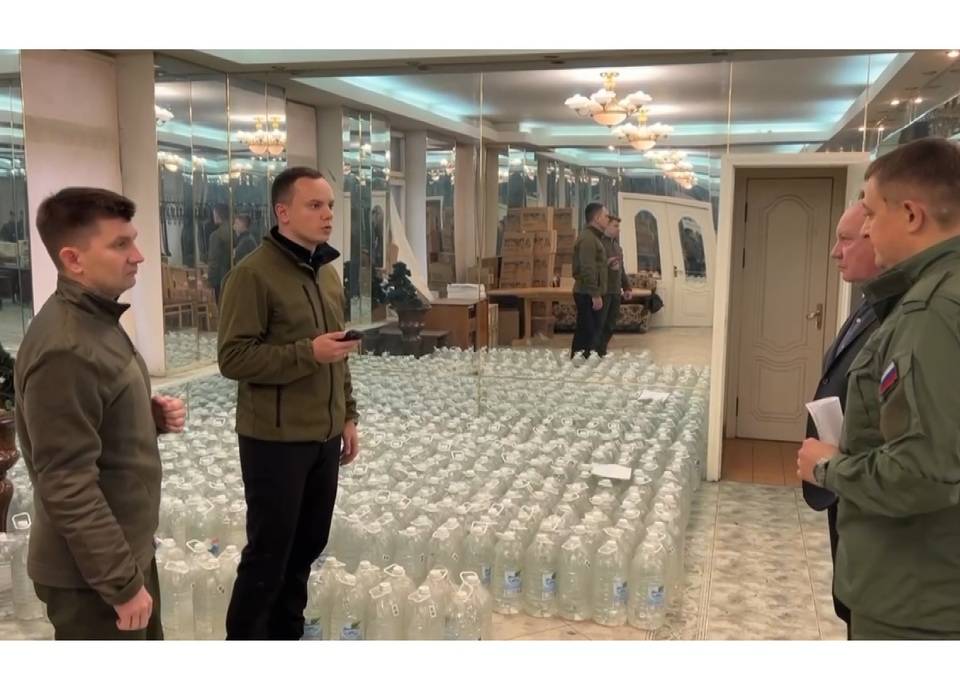 Депутаты Волгоградской гордумы доставляют воду нуждающимся маломобильным волгоградцам