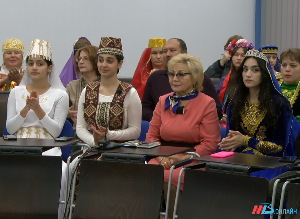В Волгограде представили колорит костюмов народов России