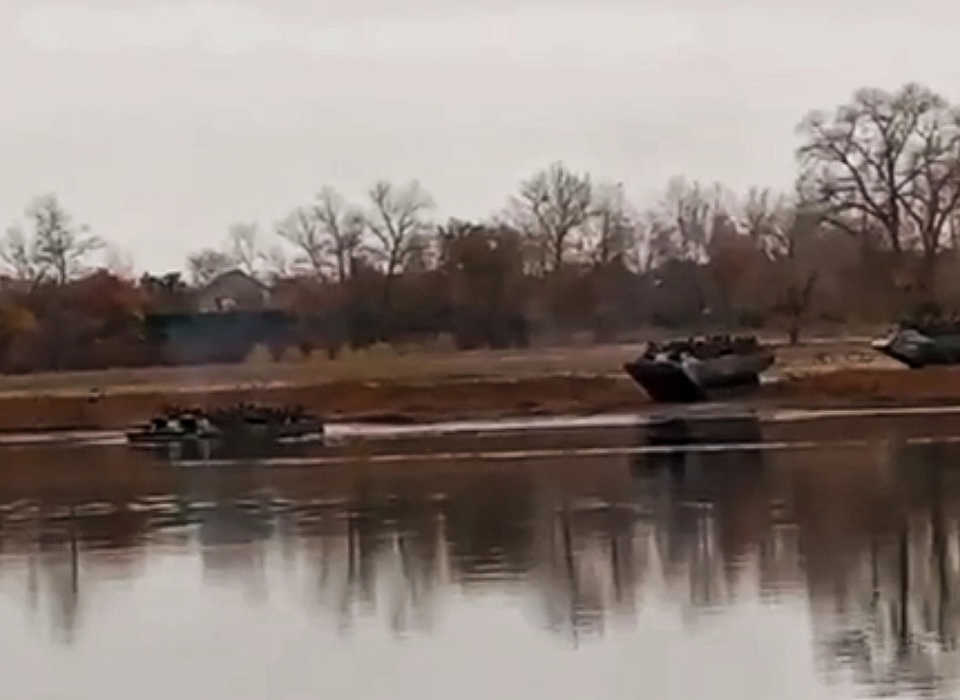 Жителям Волгоградской области показали, как мобилизованные форсируют реку