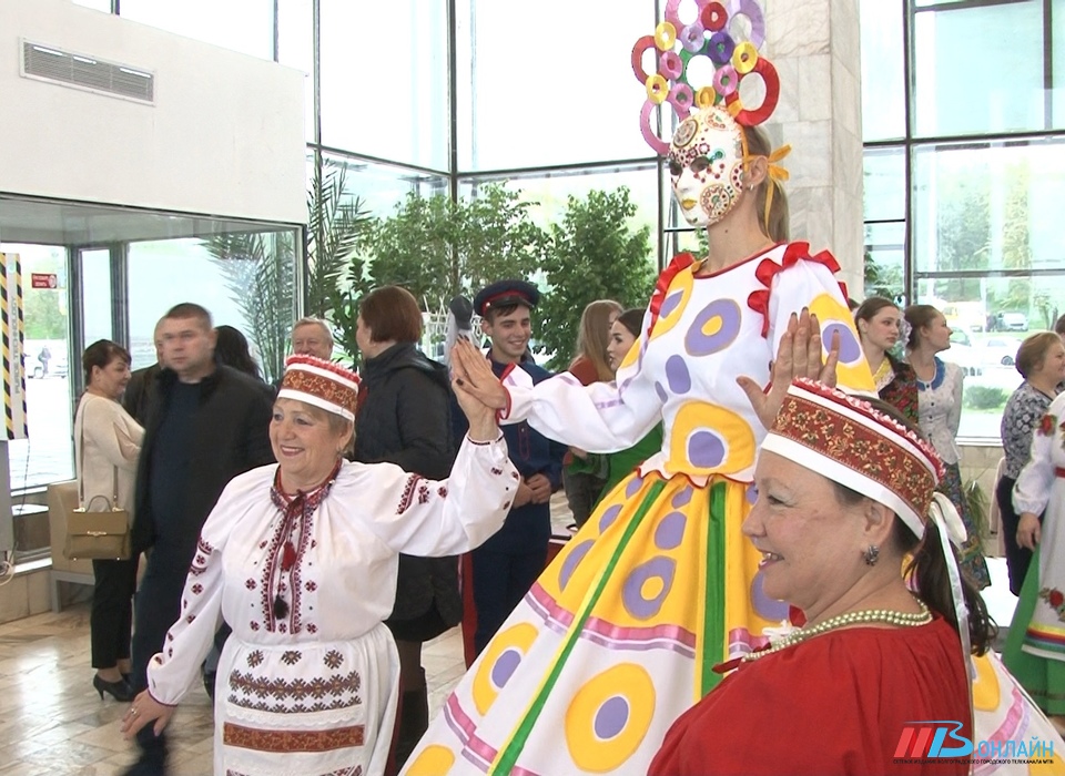 На концерте «Национальный орнамент» в Волгограде состоялся показ народных костюмов, музыки и танцев