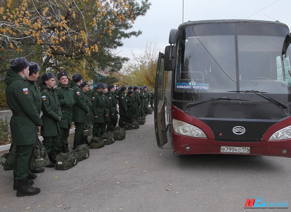 Первые сто призывников из Волгоградской области отправились на срочную службу в ВС РФ