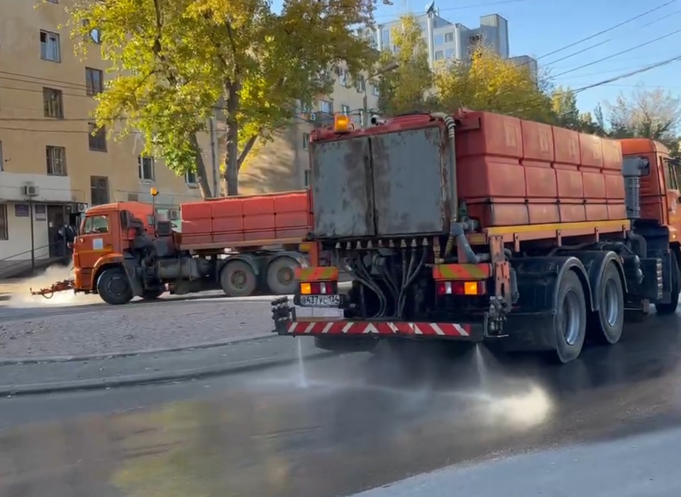 В Волгограде дезинфицируют улицы и дороги, на которые попали стоки из коллектора