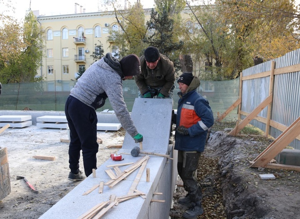 В Волгограде специалисты проводят облицовку памятника братской могилы вблизи Дома Павлова