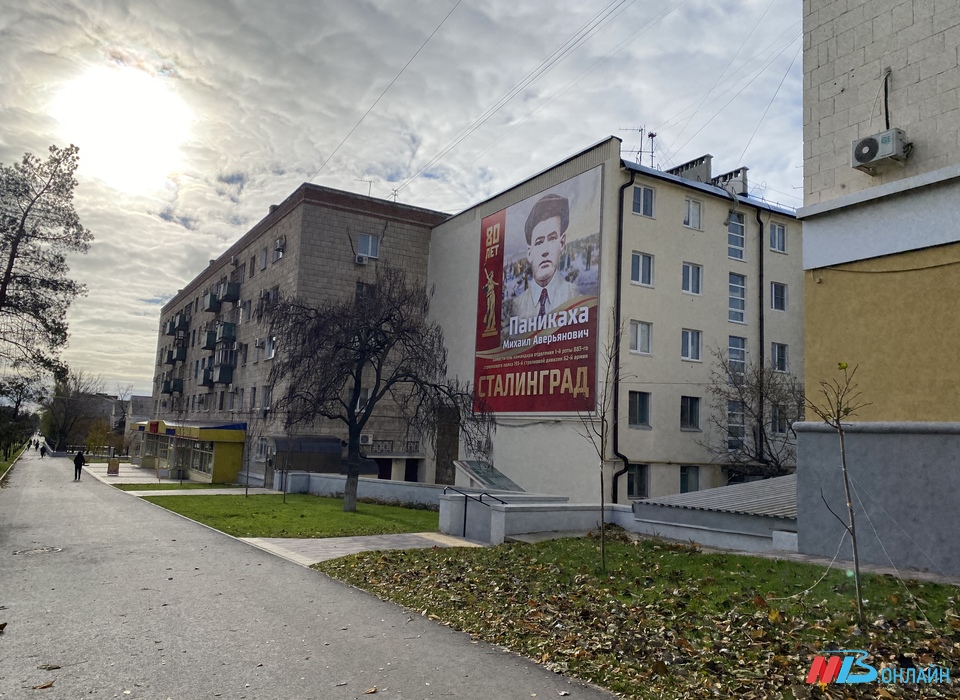 Фасады домов на западе Волгограда украшают портретами героев Сталинградской битвы