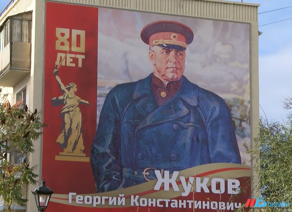 5-этажки в Дзержинском районе Волгограда украсили портреты героев войны