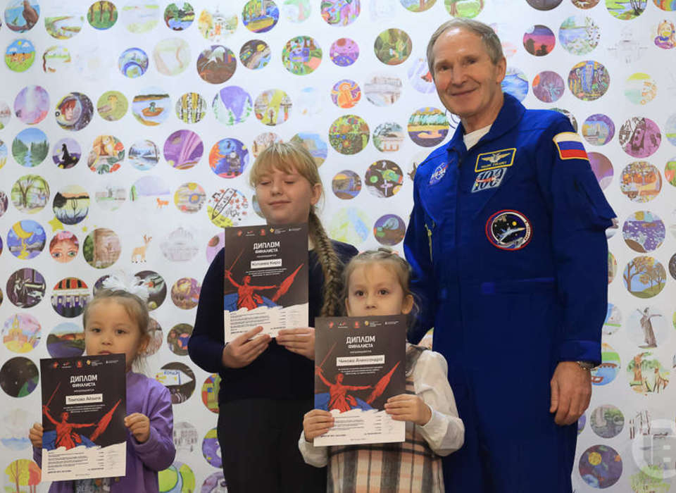 Рисунки волгоградских школьников отправят в космос на ракете
