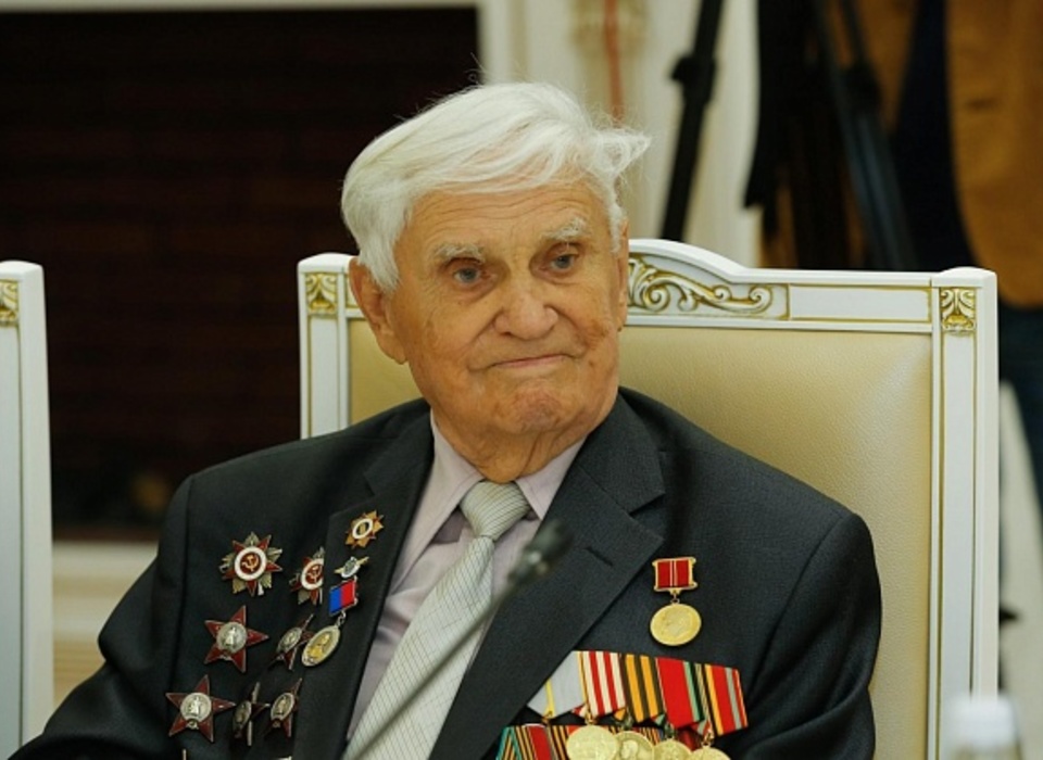 Андрей Бочаров поздравил со 100-летием ветерана Михаила Терещенко