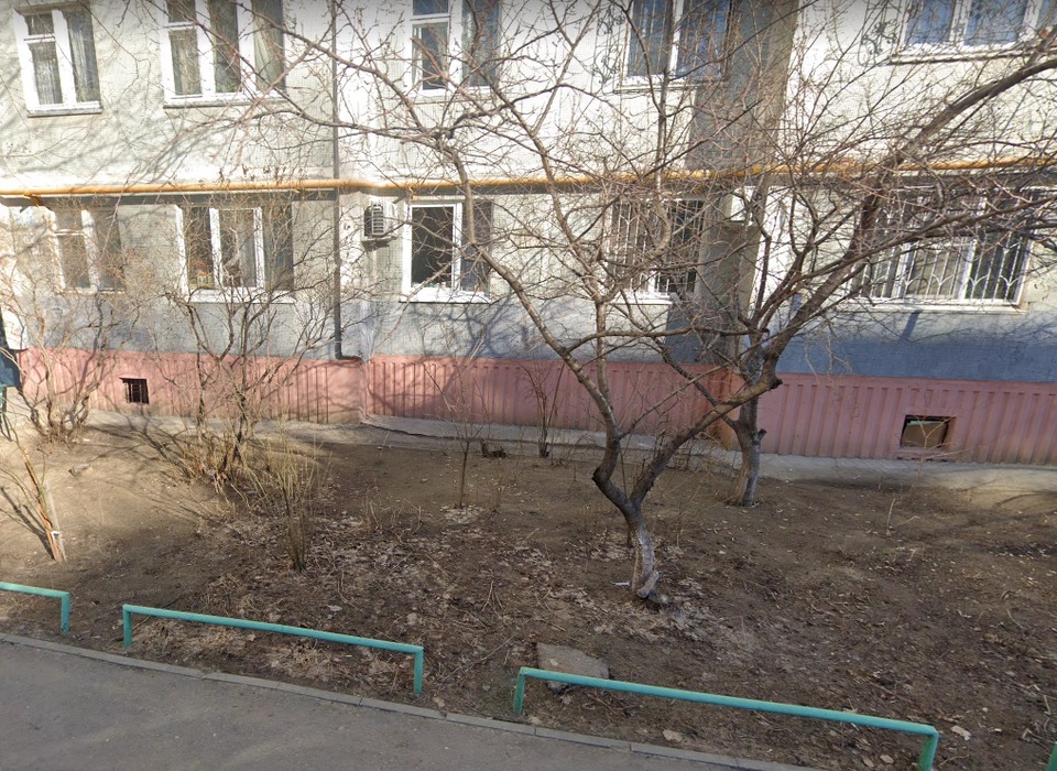 Мертвого бомжа нашли в подвале дома на улице Библиотечной в Волгограде
