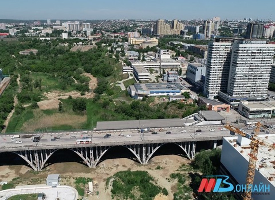 На Астраханском мосту в Волгограде устранены дефекты дорожного покрытия
