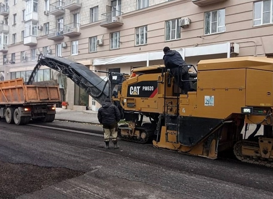 В Волгограде приступили к ремонту дороги и тротуара на улице Чуйкова