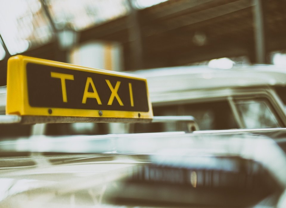 В Волгограде из-за отказа привезти забытый алкоголь пассажирке уволили таксиста