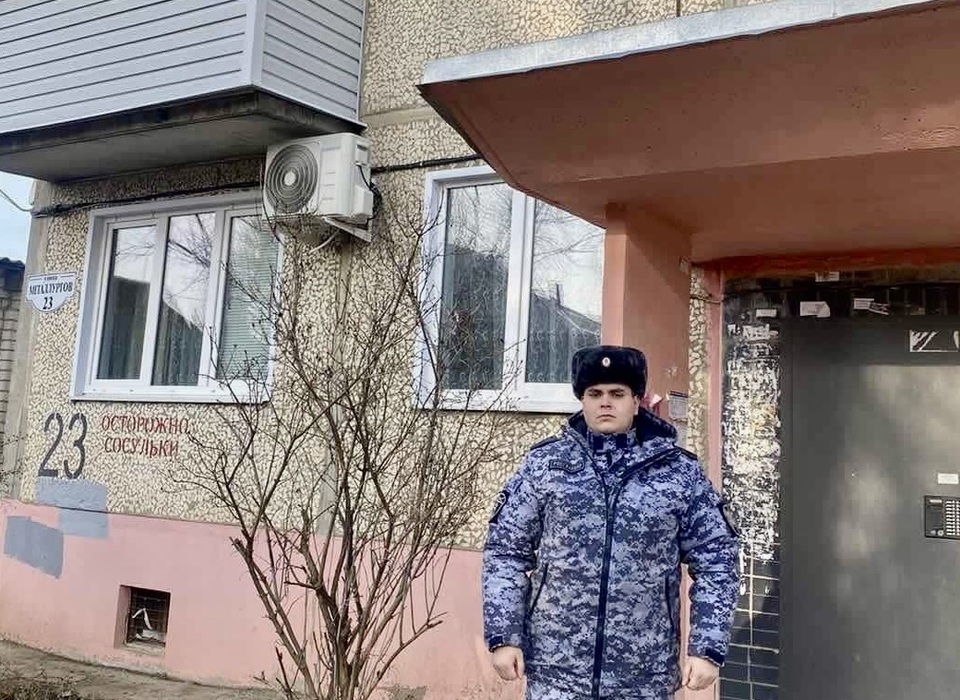 Под Волгоградом росгвардеец во время пожара помог женщине выйти из задымленной квартиры