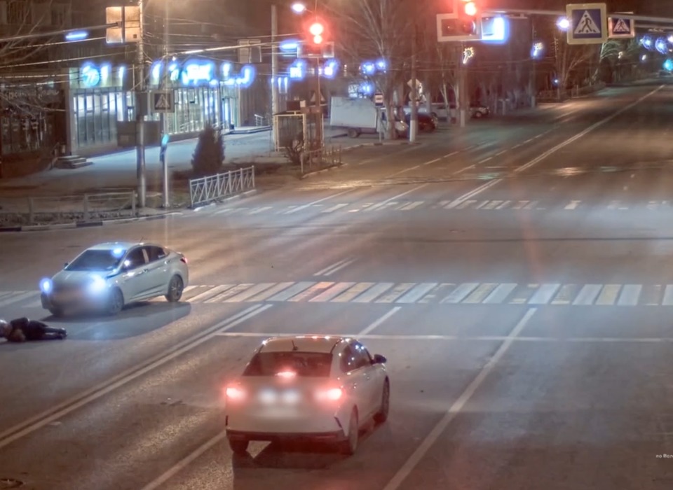 ГУ МВД опубликовали видео ДТП со сбитой женщиной на переходе под Волгоградом
