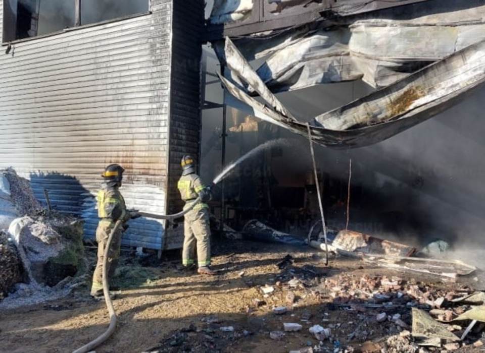 Роспотребнадзор исследует воздух в районе пожара на складе в Волгограде