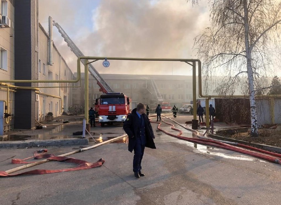 Прокуратура выясняет причины пожара на складе в Кировском районе Волгограда