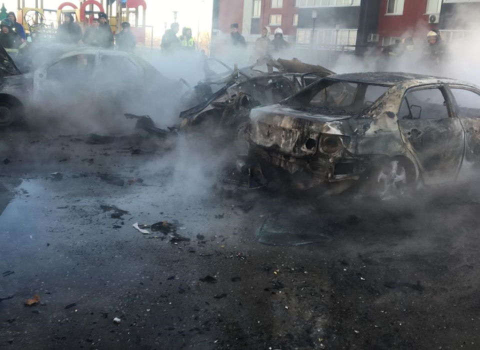 На юге Волгограда загорелись припаркованные автомобили: погиб ребёнок