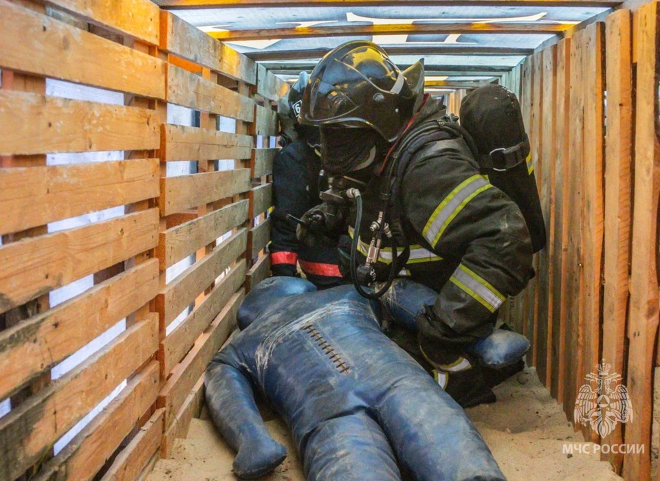 В Волгограде пожарные отработали тренировку в теплодымокамере
