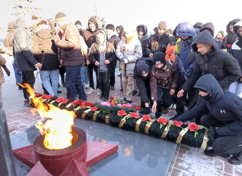 В День Неизвестного Солдата жители Камышина возложили цветы к Вечному огню