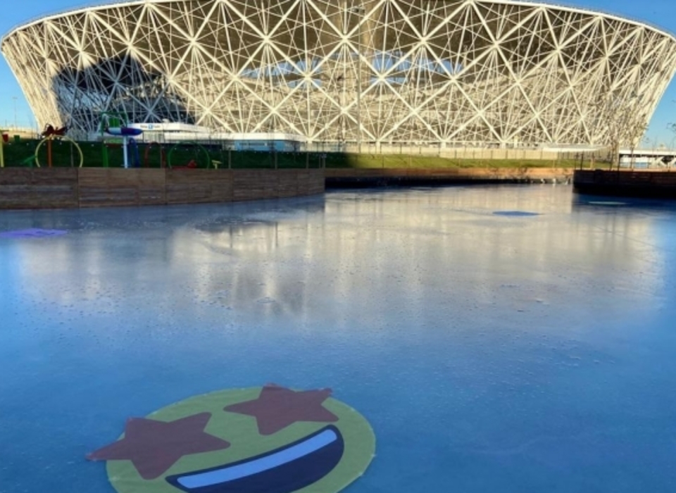 В Волгограде подо льдом большого катка появились гигантские смайлики