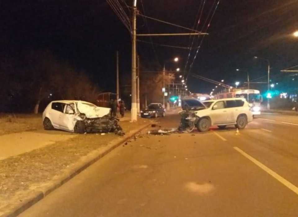 36-летний мужчина погиб в ДТП в Волгограде, еще двое пострадали