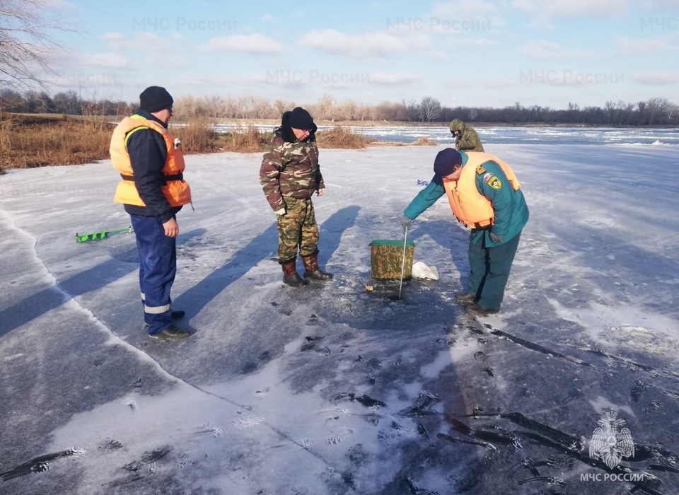 Жителей Волгоградской области предупредили об опасности льда на водоемах